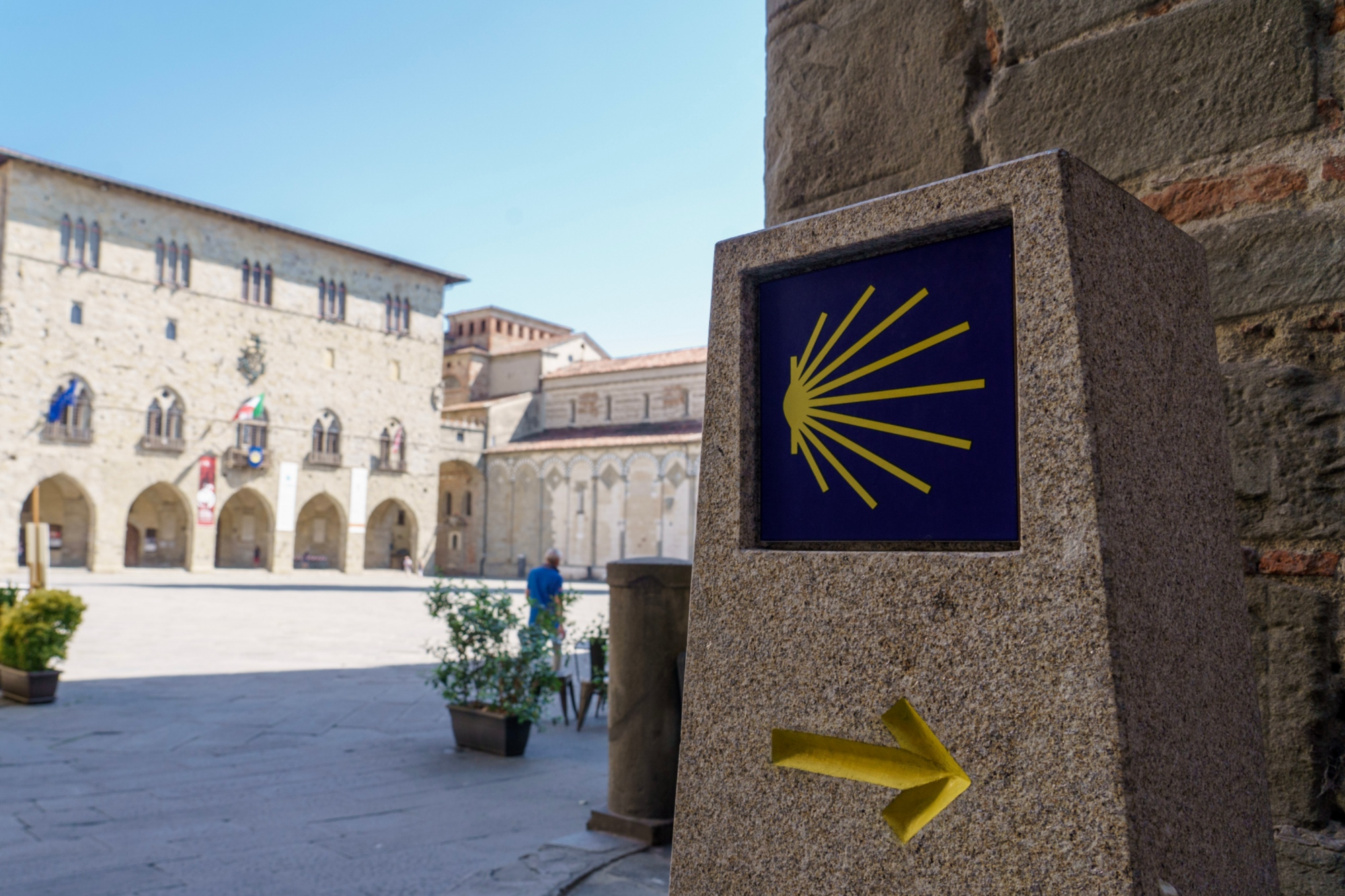 Cippo del Cammino di Santiago in piazza Duomo, Pistoia