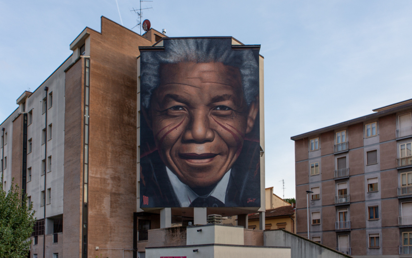 Il murales con il volto di Nelson Mandela di Jorit
