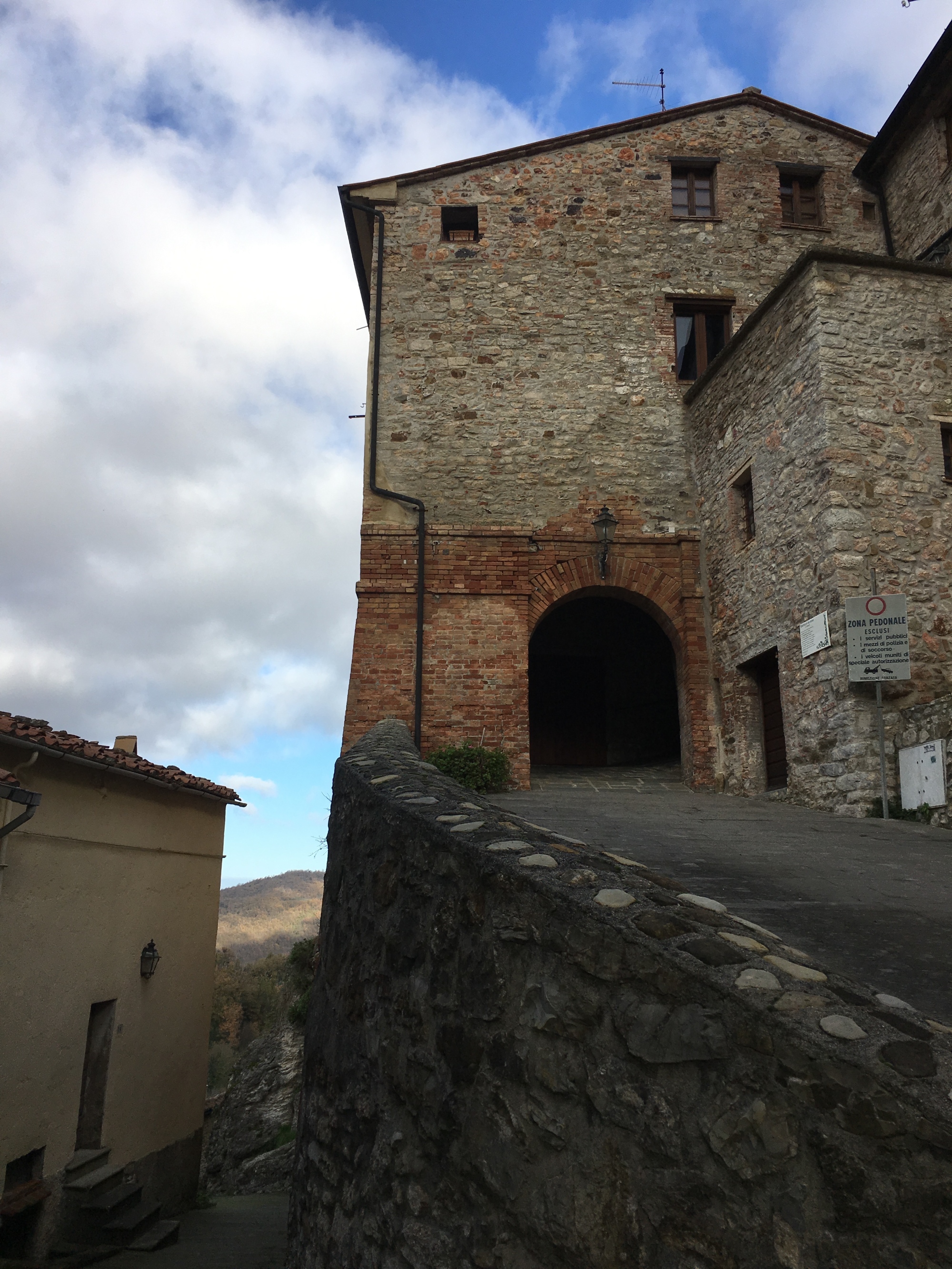 Il borgo di Sasso Pisano, dettaglio della porta