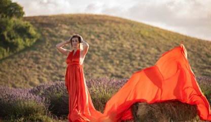 Photo shoot in the Tuscan countryside with flying dress
