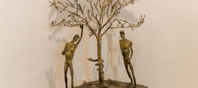 Adam und Eva, Skulptur von Cecco Bonanotte im Baptisterium von Vinci