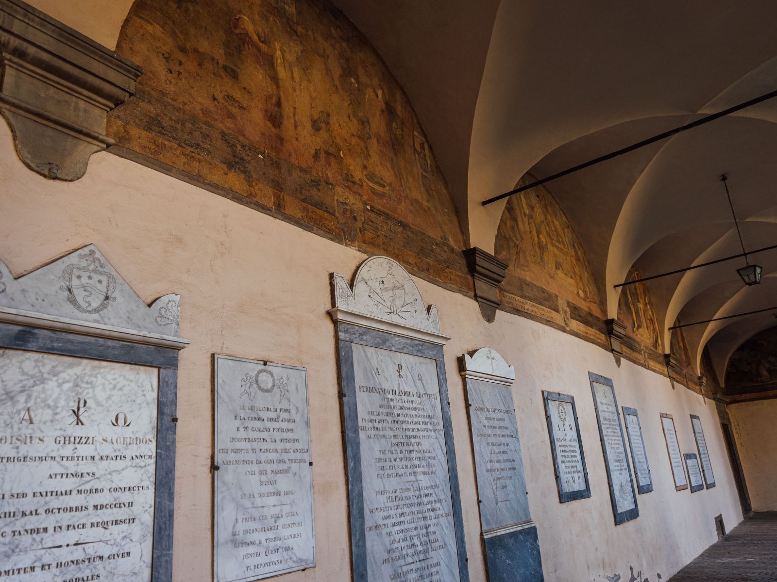 Pierres tombales de nombreuses personnalités de Castiglion Fiorentino dans le cloître de l'église de San Francesco à Castiglion Fiorentino