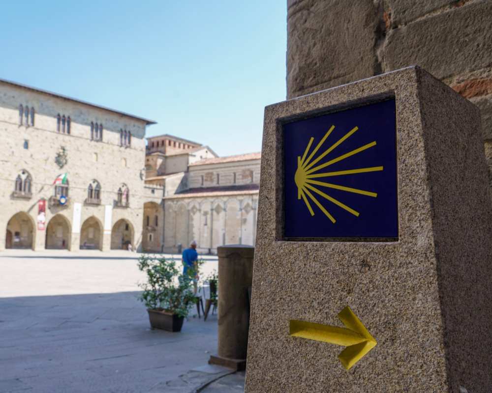Mojón del Camino de Santiago en la Plaza Duomo, Pistoia
