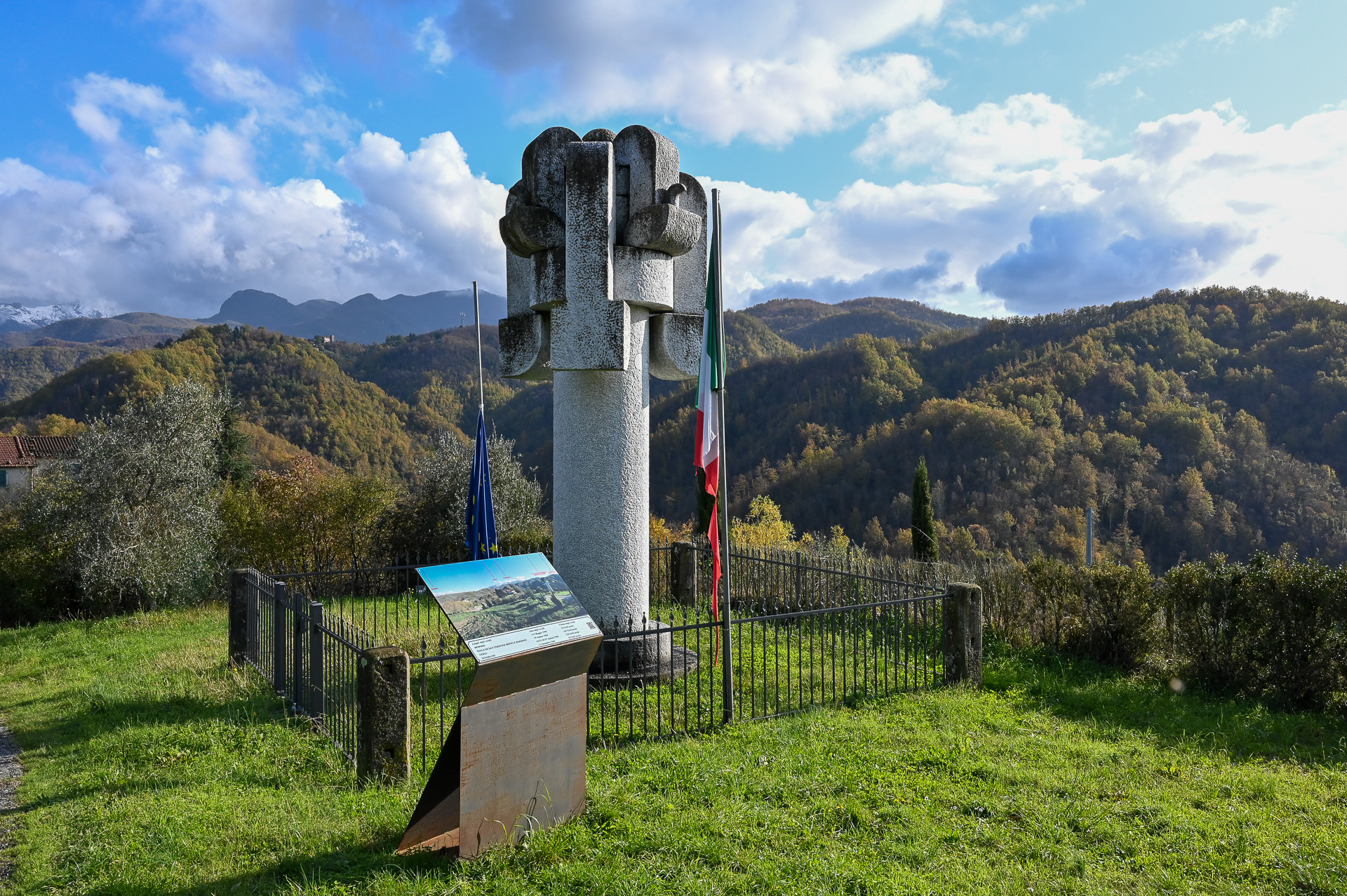 Monument für die Opfer des Massakers von 1944 in San Terenzo Monti