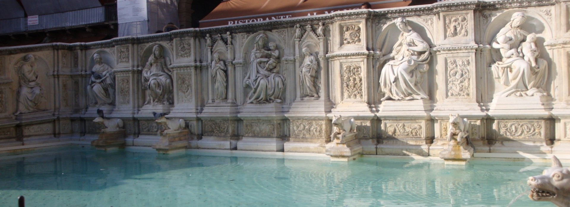 La Fonte Gaia che vediamo oggi è una copia di Tito Sarrocchi, risalente all'800, che sostituì quella originale di Jacopo della Quercia del XV secolo.