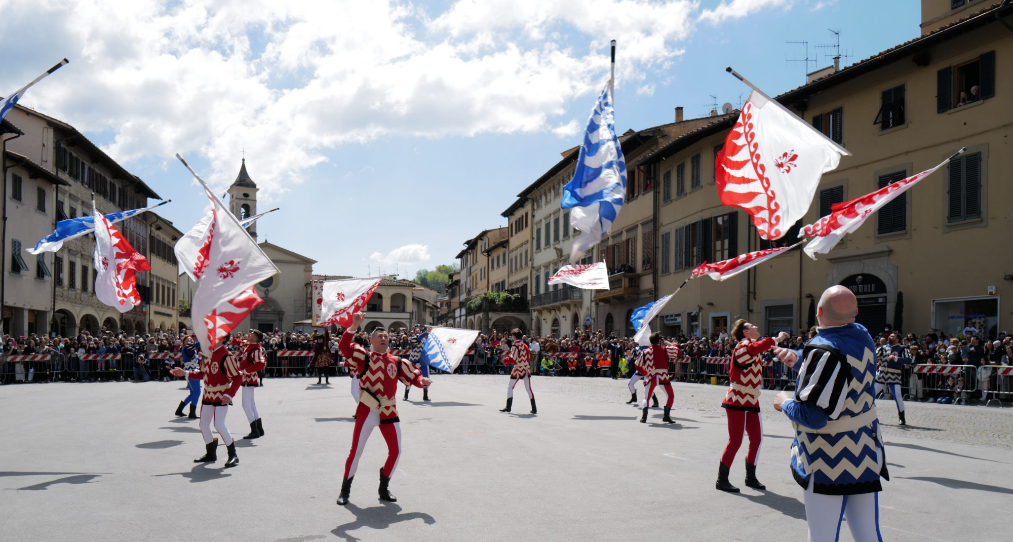 Photo des agitateurs de drapeaux du groupe Borghi e Sestieri Fiorentini