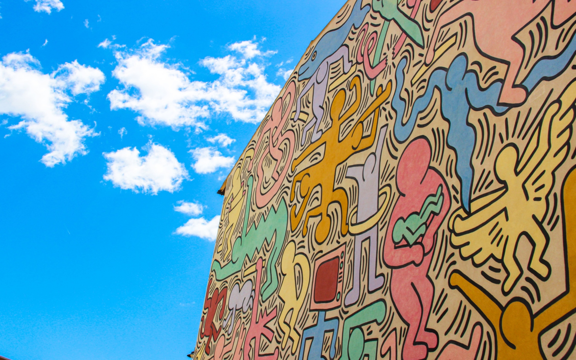 Das Wandbild Tuttomondo von Keith Haring