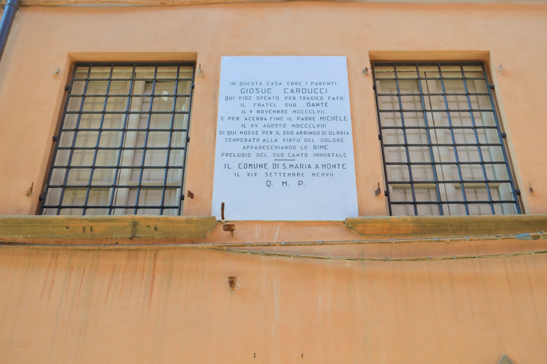 La placa que conmemora la presencia de los Carducci en Santa Maria a Monte