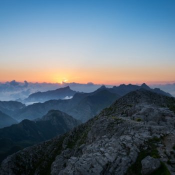 Cumbres de los Alpes Apuanos al atardecer