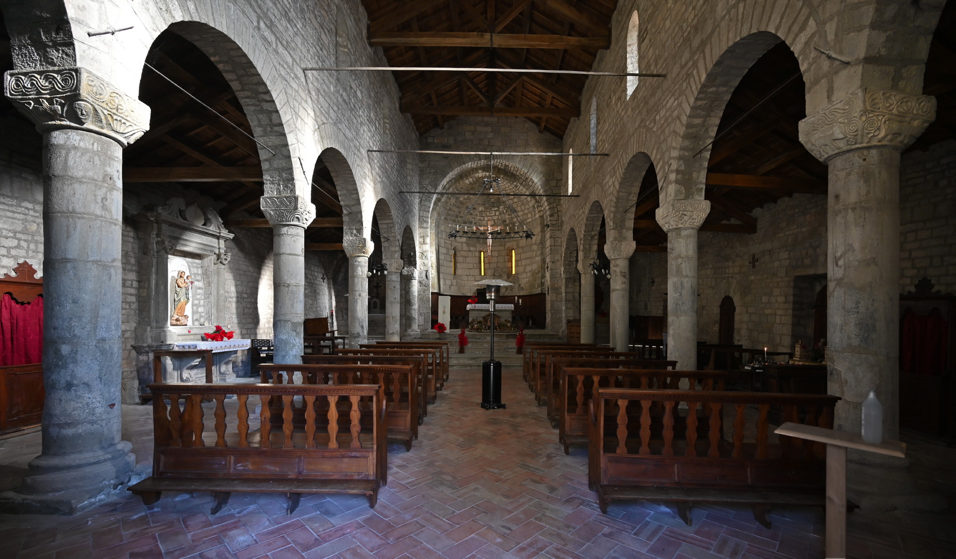 Interior de la Parroquia San Paolo de Vendaso