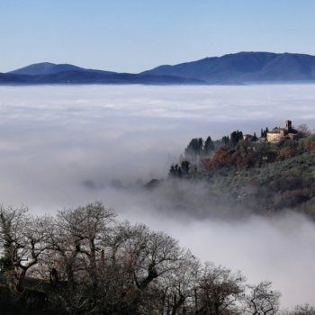 Panorama di Ronta con la nebbia