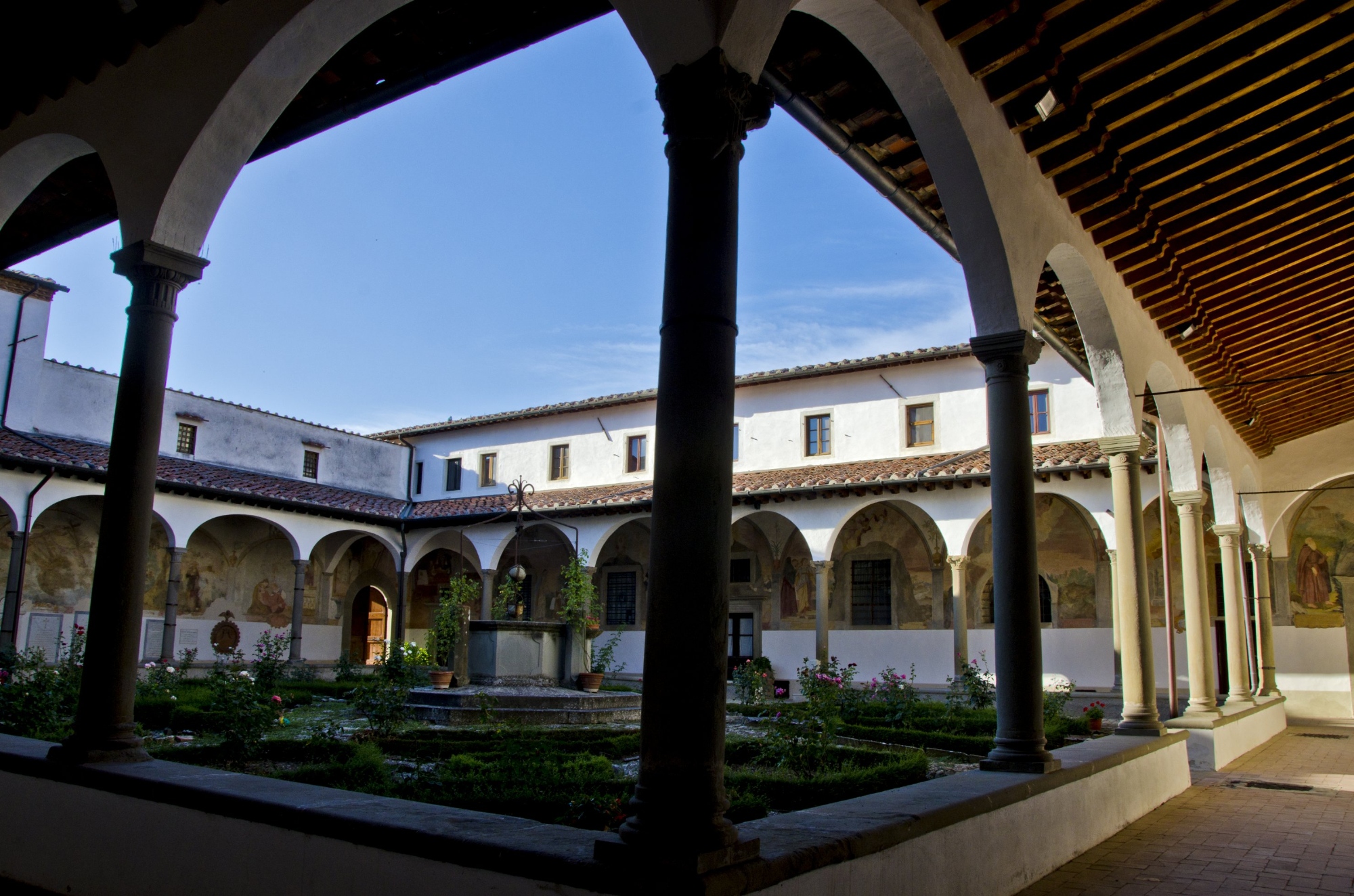 Le cloître du Sanctuaire de Santa Maria del Sasso