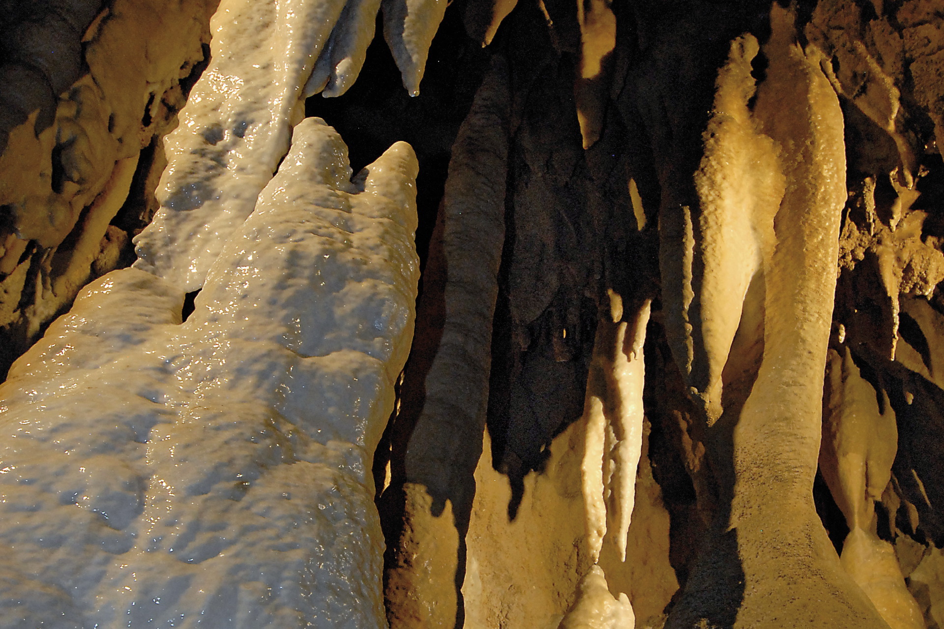 Höhlen von Equi