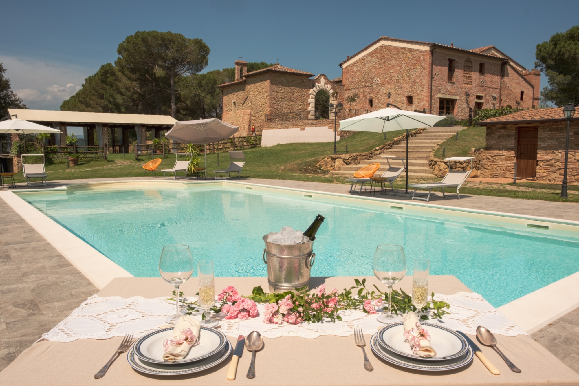 La piscina dell'agriturismo offre la possibilità di rilassarsi e degustare vino e prodotti tipici toscani, nella campagna di Pisa