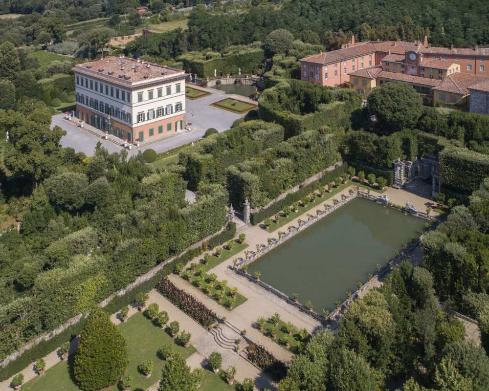 Luftaufnahme der Villa Reale von Marlia