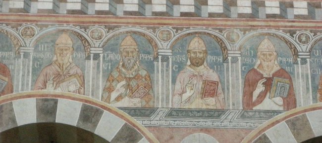 Retratos de los Pontífices en el interior de la basílica