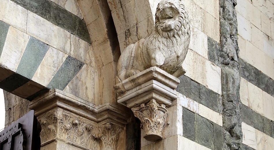 Le Château de l'Empereur, portail d'entrée avec lion