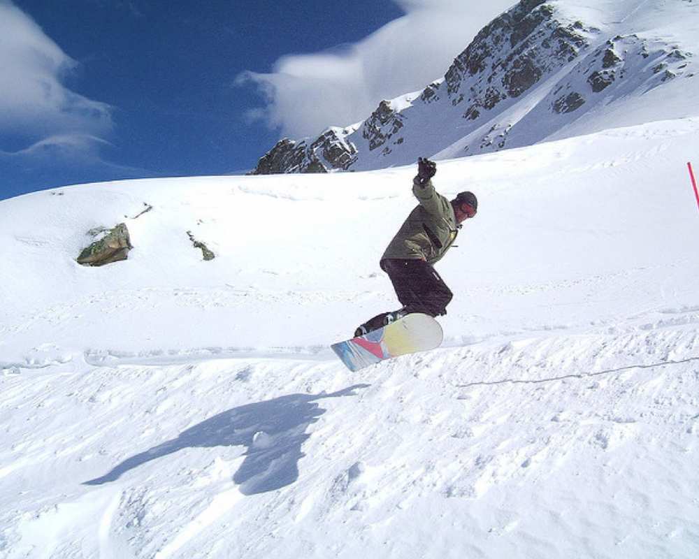 Board jump in Abetone Mountains