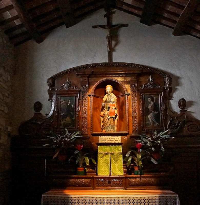 Skulptur der Madonna mit dem Kind, aufgestellt auf dem Hochaltar
