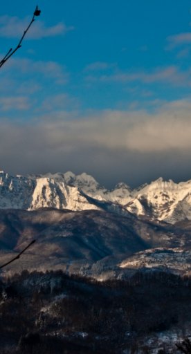 Schneebedeckte Apuanische Alpen