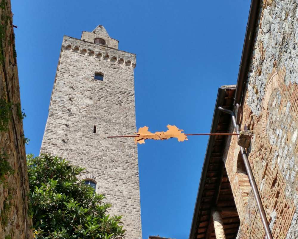 „Italia all'Asta“ (Italien wird versteigert) von Luciano Fabro in San Gimignano