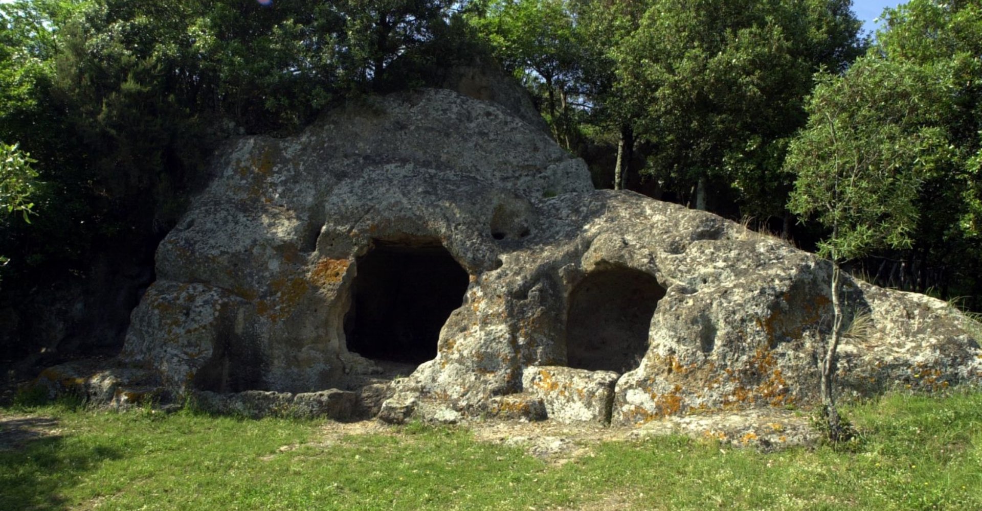 Le grotte di San Rocco, nel comune di Sorano