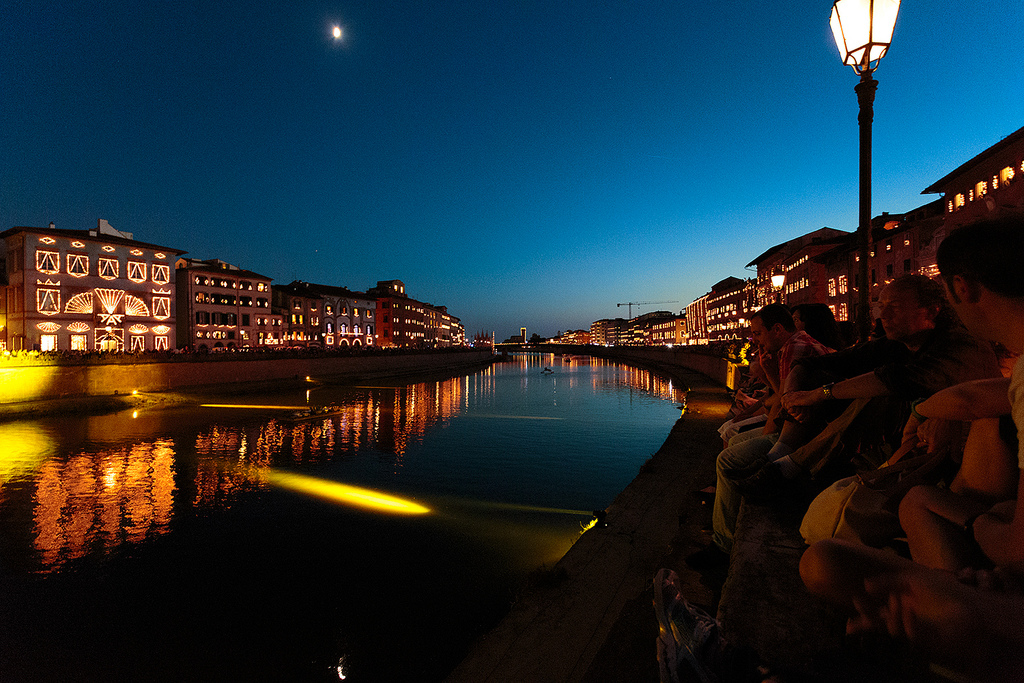 Le fleuve Arno pendant la fête des bougies Luminara de Pise