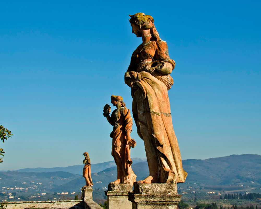 Statue in cotto della villa Corsini a Impruneta