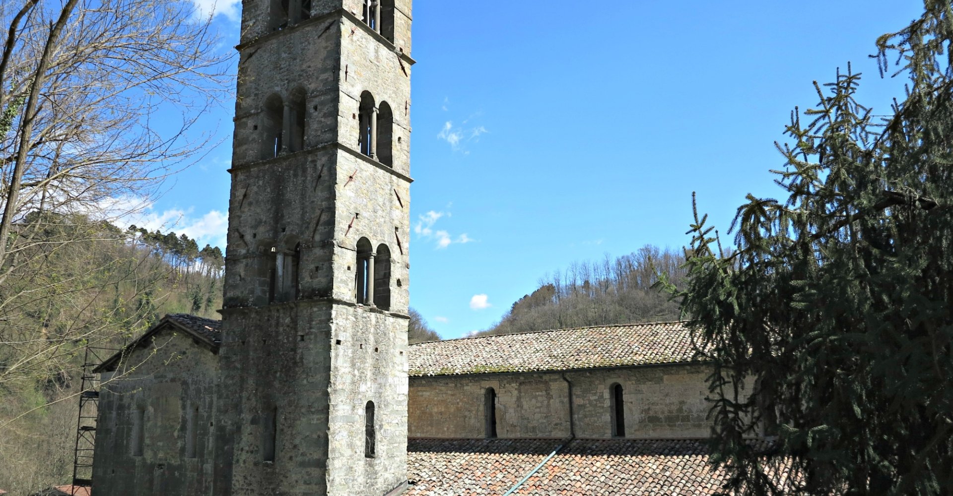 Glockenturm der Pfarrkirche Santa Maria im Ortsteil Loppia (Barga)