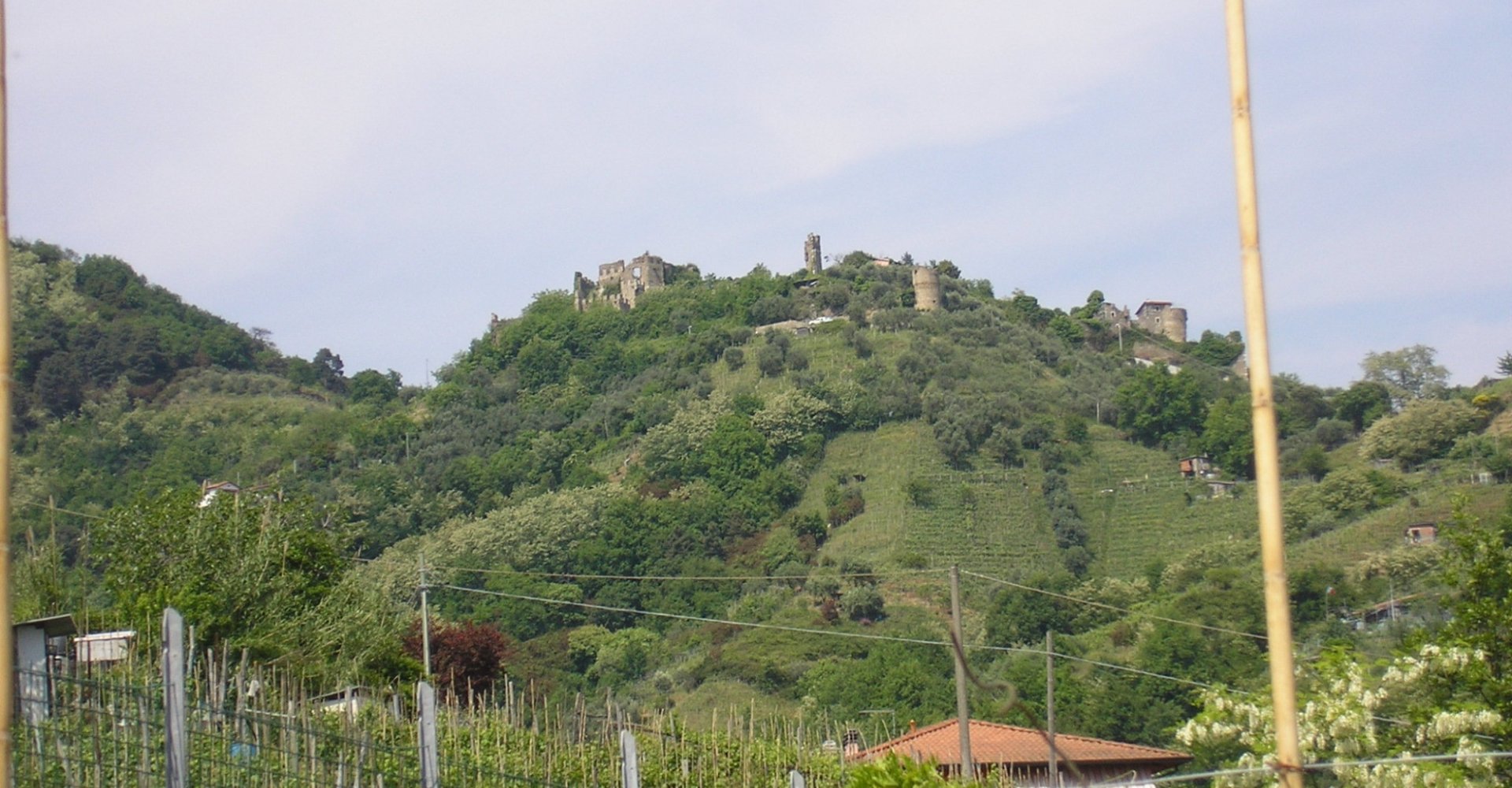 Castillo de Moneta en Carrara con las ruinas del castillo y del pueblo fortificado