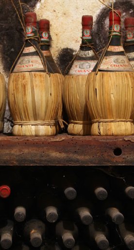 La característica botella de vino toscano