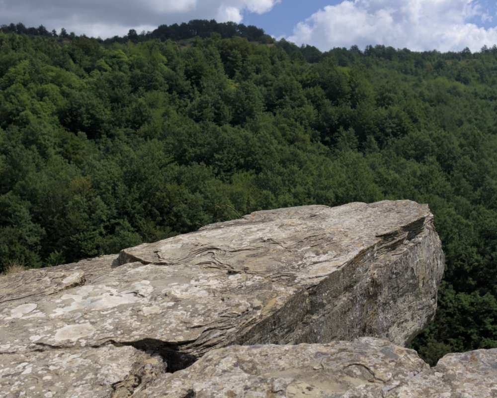 rocher surplombant la vallée