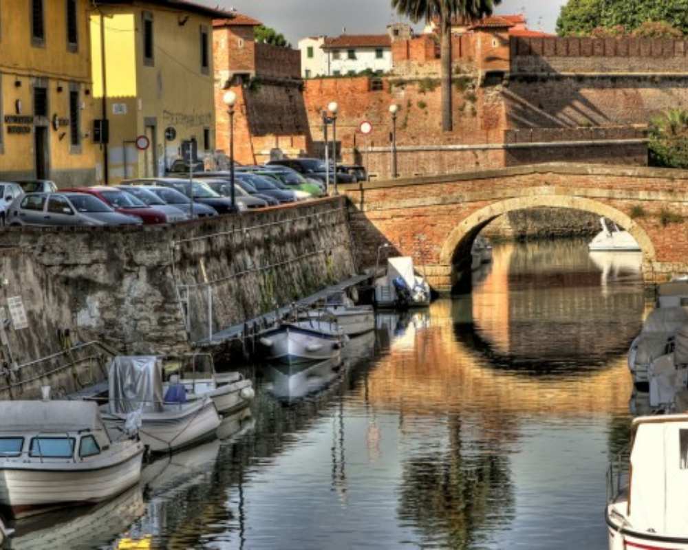 Una imagen del barrio de Venezia Nuova y, a lo lejos, la Fortaleza Nueva, Livorno