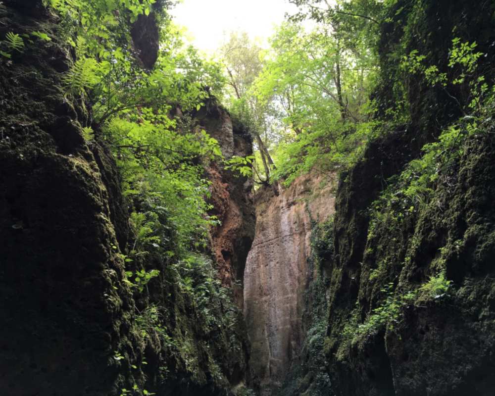 The Sorano vie cave