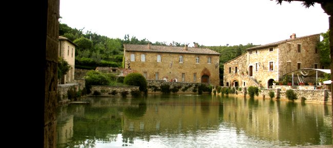 Bagno Vignoni: the thermal basin