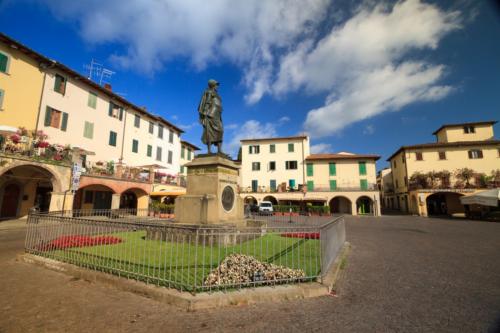 La plaza en Greve, rodeada de pórticos y con la estatua en el centro dedicada a Giovanni da Verrazzano