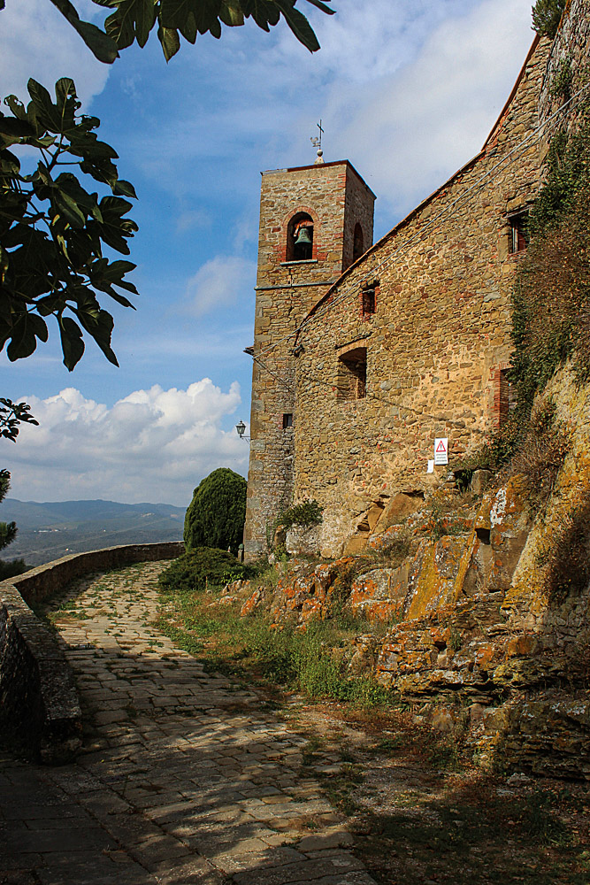 Road to the castle in Rapale