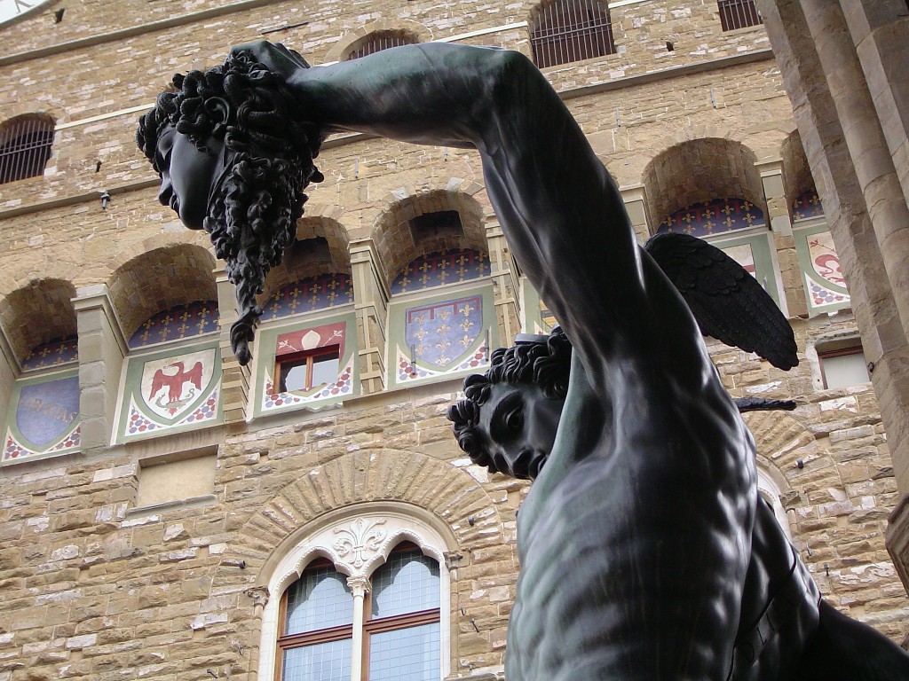 Perseo de Cellini bajo la Logia de Lanzi