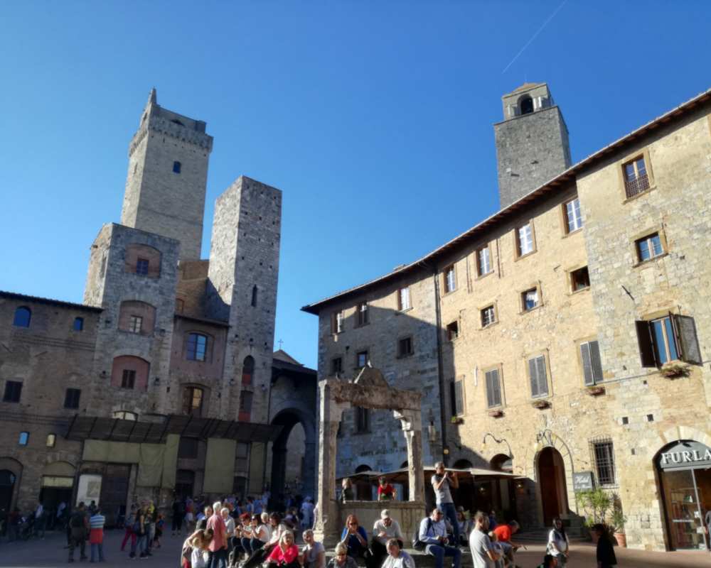 Die Piazza della Cisterna in San Gimignano