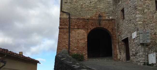 Le bourg de Sasso Pisano, détail de la porte Auteur