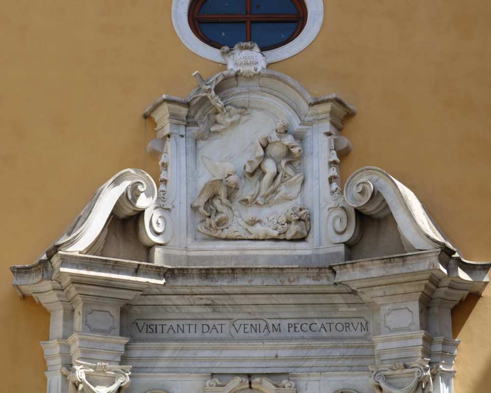 Portale della Chiesa del Suffragio a Carrara