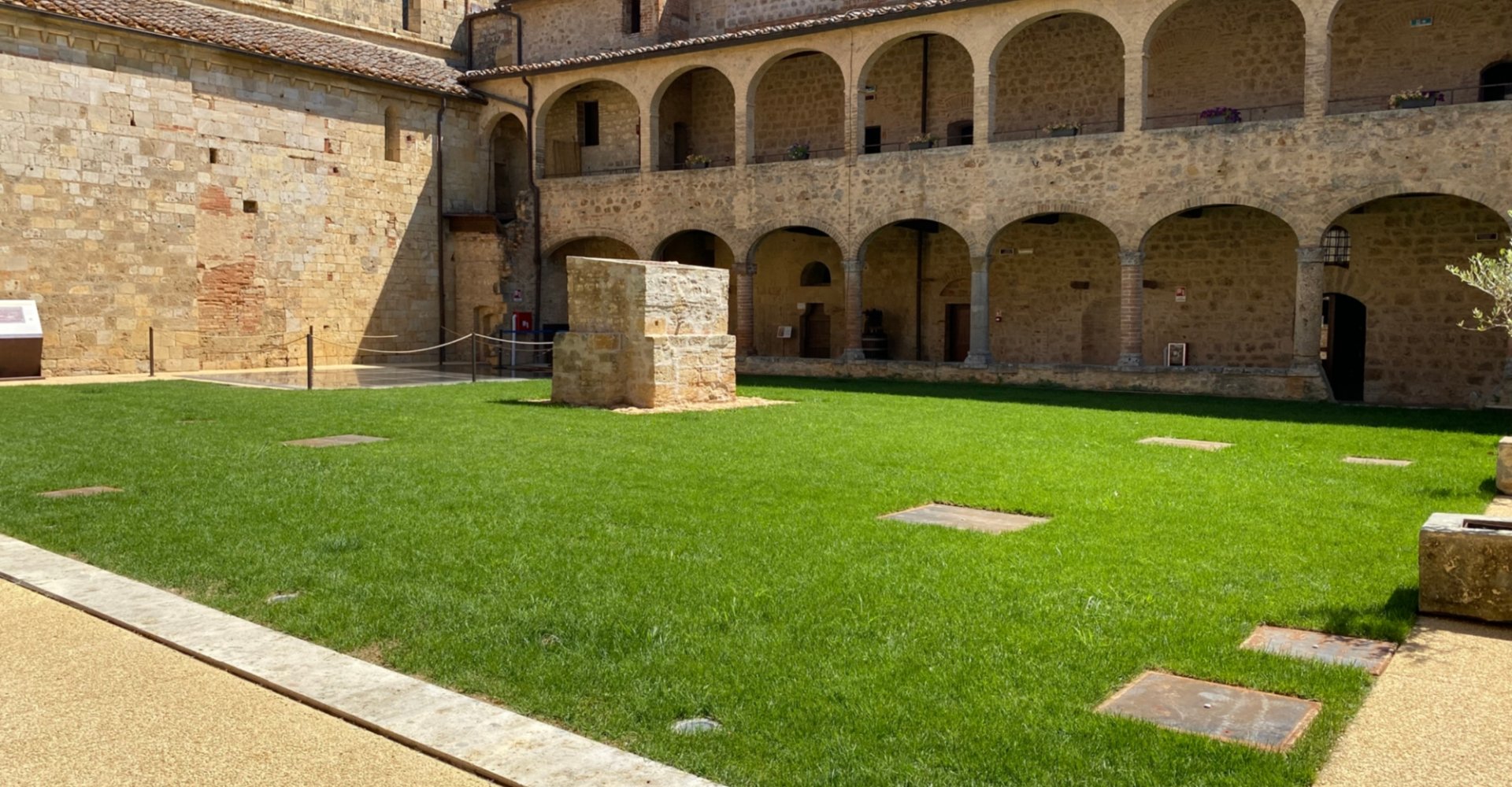 El claustro en Museo Arqueológico de Monteriggioni