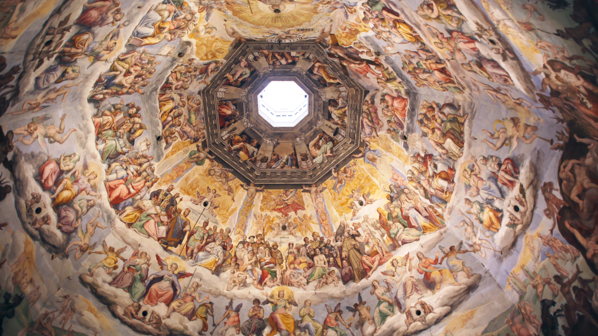 Das mit Fresken bemalte Innere der Kuppel