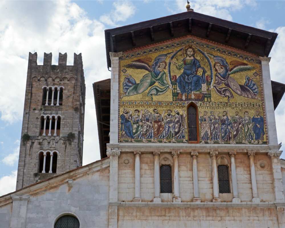 Das Mosaik an der Fassade der Basilika