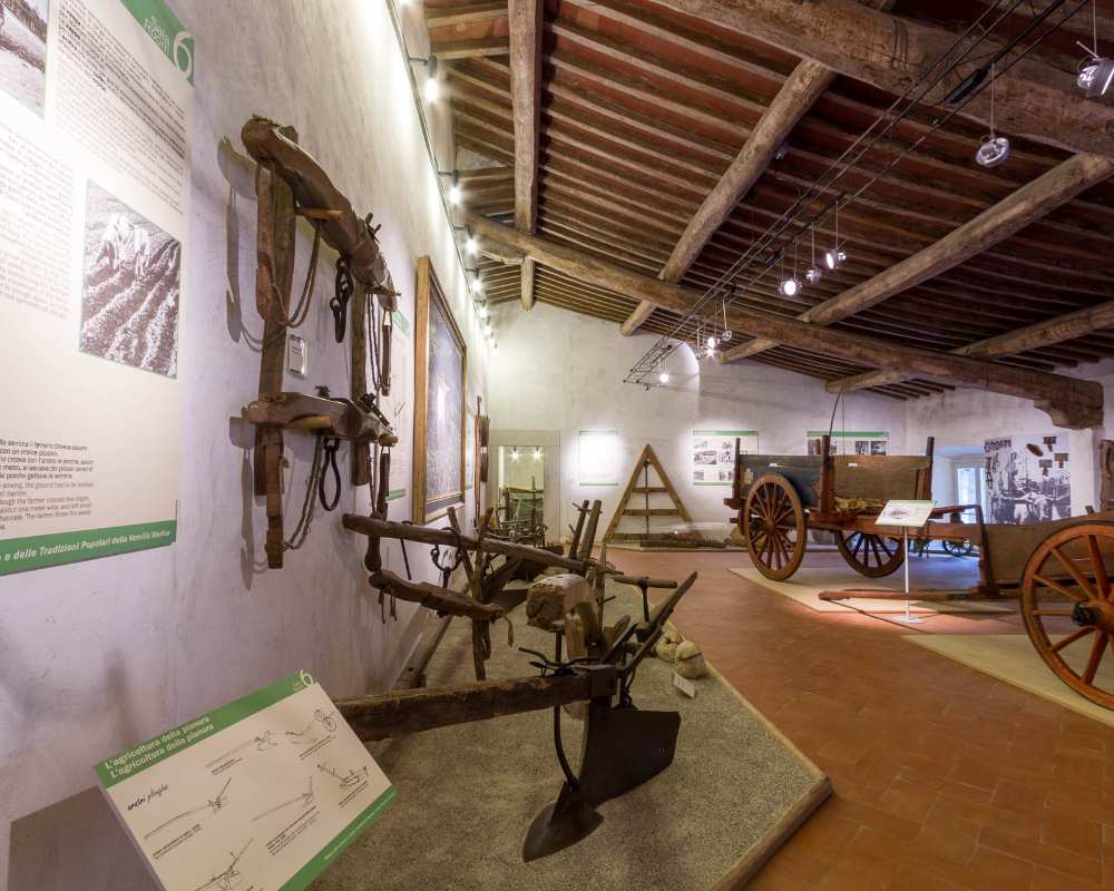 Ein Saal des Museums der Arbeit und der Volkskultur der historischen Versilia