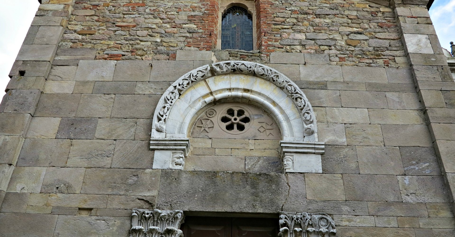 Die Fassade der Kirche