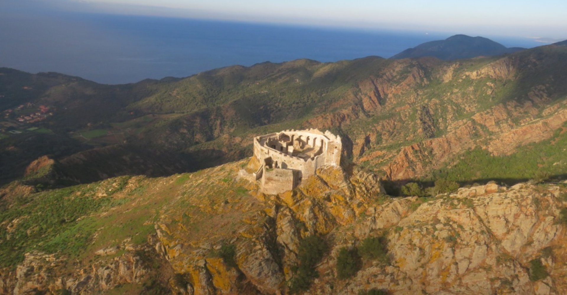 Die Burg Volterraio auf der Insel Elba
