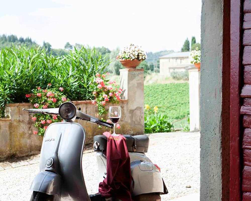 La Vespa, icono de Toscana, y una copa de vino