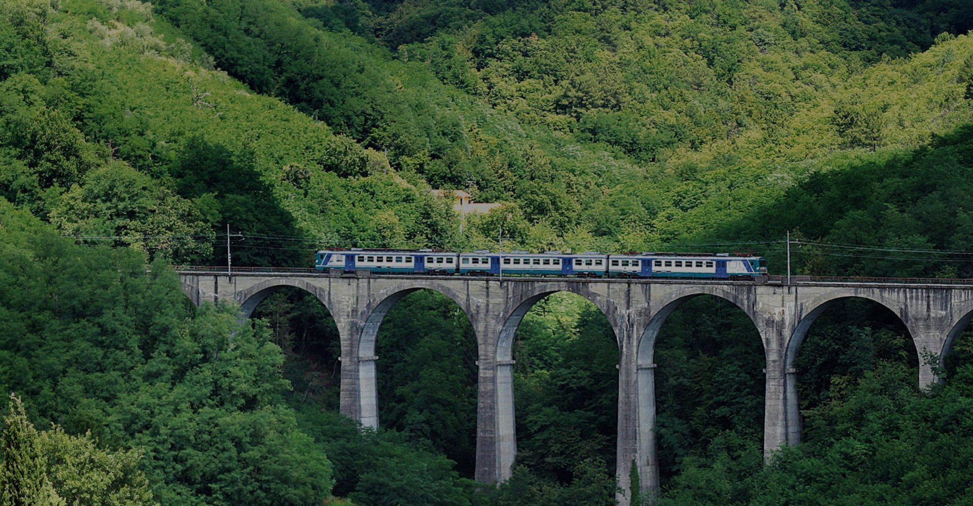 Le chemin de fer touristique Porrettana Express dans les montagnes de Pistoia