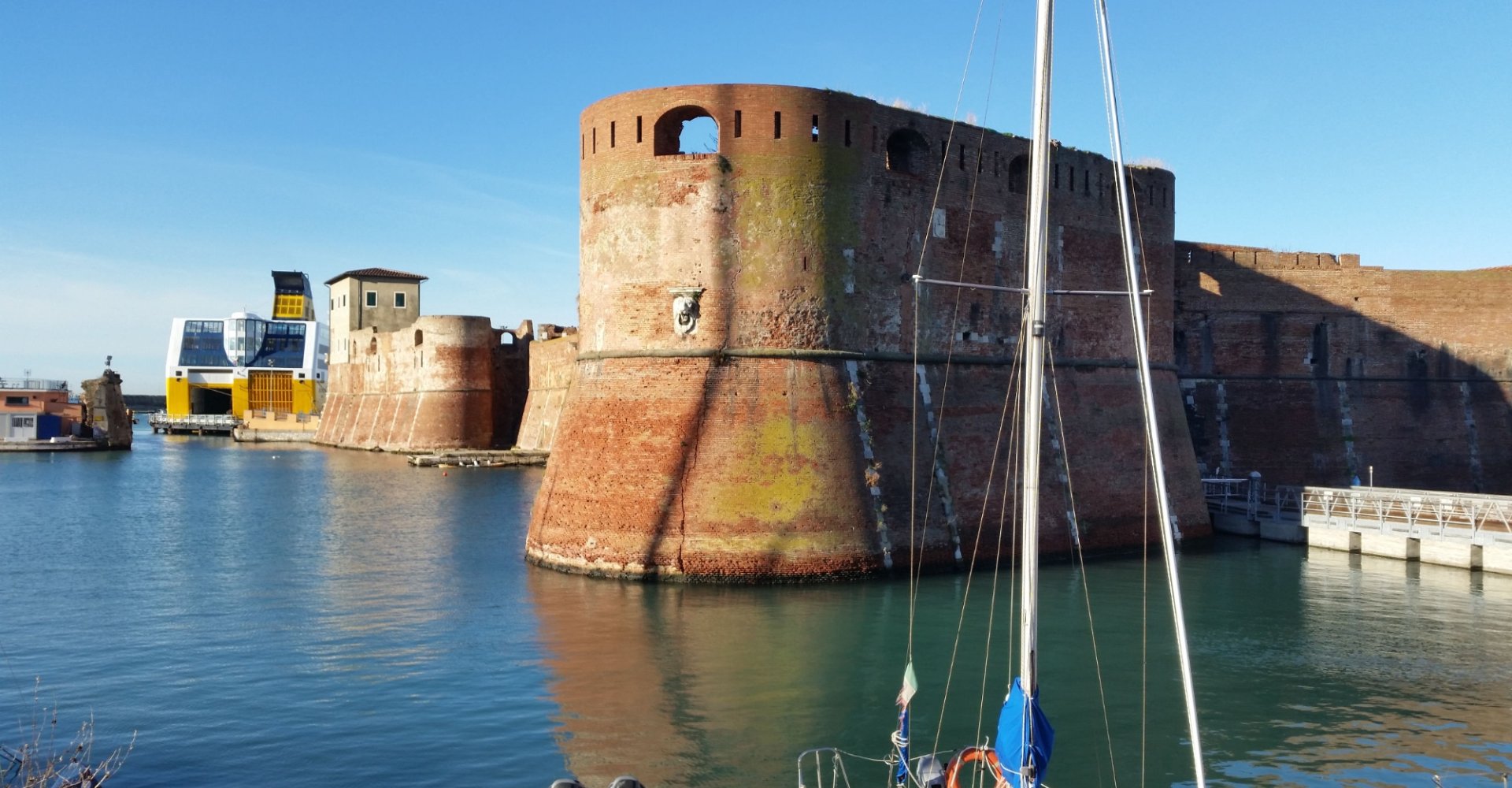 tour d'une ancienne forteresse sur la mer